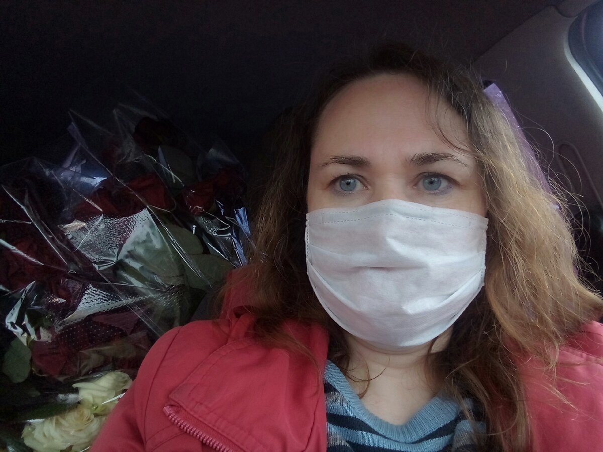 За моей спиной - огромное количество роз...