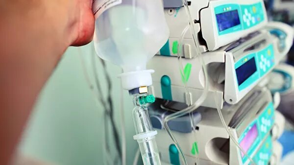  Врачи в беседе с изданием Science рассказали, как коронавирусная инфекция поражает "почти все в организме".Кардиолог Харлан  пояснил, что последствия этой болезни — катастрофические."Жестокость этого заболевания поражает и потрясает", — отметил он.Издание напомнило, что вирус, попадая в организм, берет контроль над клеточными механизмами, с помощью которых воспроизводит свои копии.У человека может повыситься температура, возникнуть кашель, боль в горле, а также ломота в теле. Далее вирус попадает в трахею и поражает легкие.Пятилетняя девочка умерла от редкого осложнения COVID-19Как показывали вскрытия, легочные альвеолы заполнены жидкостью, лейкоцитами, а также остатками разрушенных клеток. К этому может привести слишком сильная реакция иммунной системы — цитокиновая буря, во время которой идут воспалительные процессы, а иммунные клетки атакуют здоровые ткани.