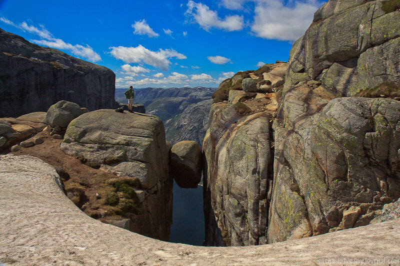 Но если вы когда-нибудь поедете туда потом попозже то нужно знать что для того чтобы взобраться на камень горошину необходимо пройти по узкой каменной полке прижавшись грудью к скале. Нет конечно же на сегодняшний день это место немного обезопасили забив в скалу специальные кольца за которые человек может держаться.