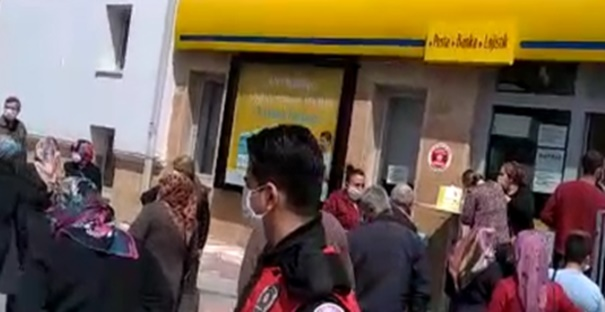 Çorum’da PTT şubesi önünde yine uzun kuyruklar oluştu. PTT binası önünde yaşanan izdiham görüntüleri emniyet güçlerini harekete geçirdi. Polis sosyal mesafeye uyulması konusunda vatandaşları uyardı. 
Gazi Caddesi üzerindeki PTT şubesine gelen vatandaşlar, kuyruklar oluşturdu. Görevliler ve vatandaşlar arasında zaman zaman tartışmalar da yaşandı. Polis ekipleri, koronavirüs tedbirleri kapsamında sosyal mesafeye uymayan vatandaşları uyardı.