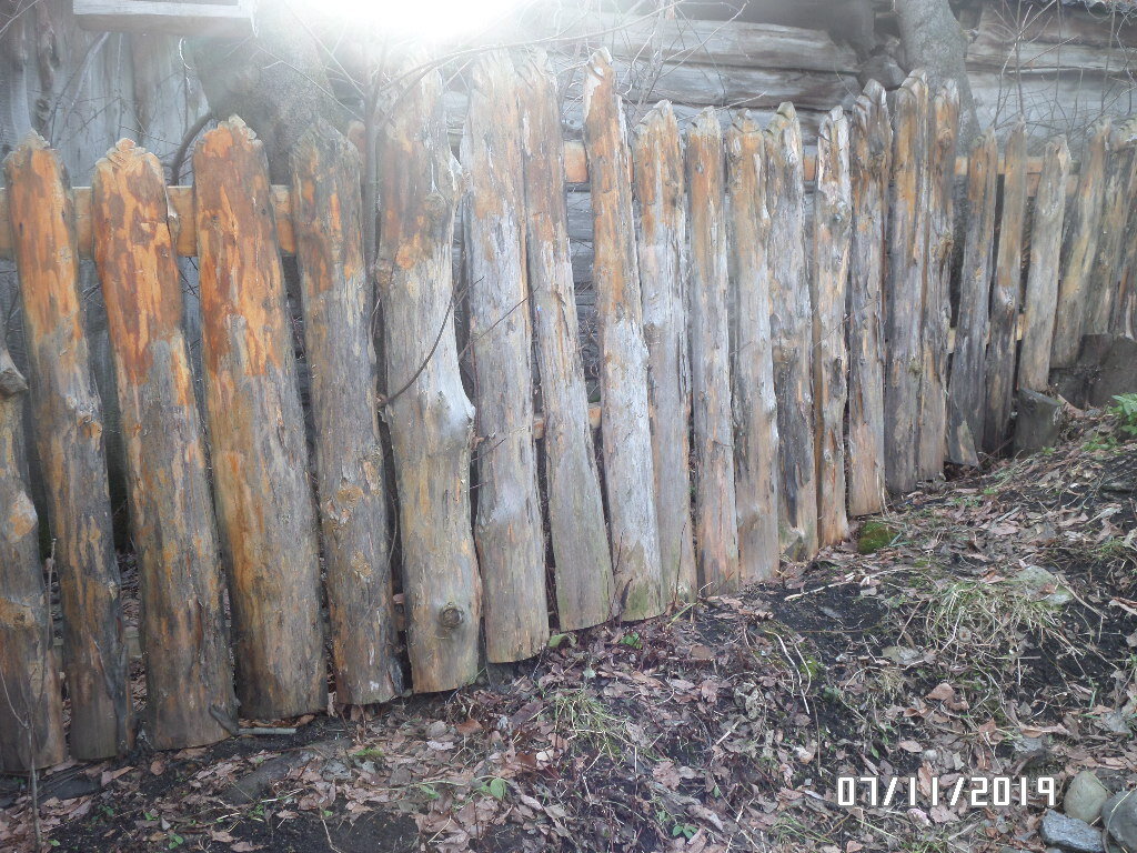 вот такой забор вышел у меня от соседей. (2 фото)