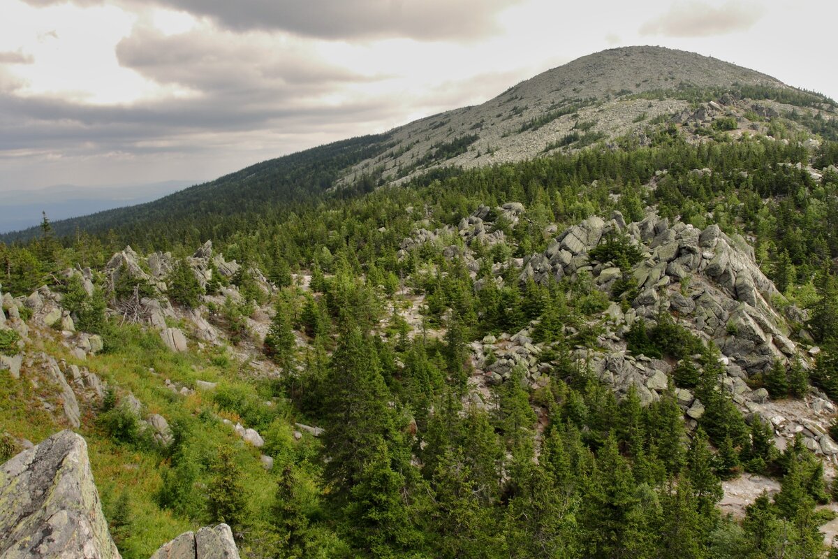 Каменные россыпи Долины сказок на фоне вершины Круглицы