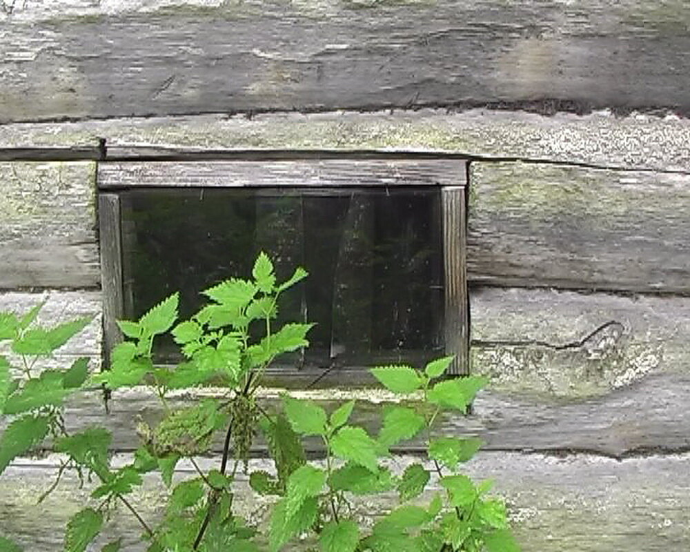 Окошко, через которое вовнутрь попадает совсем немного света.