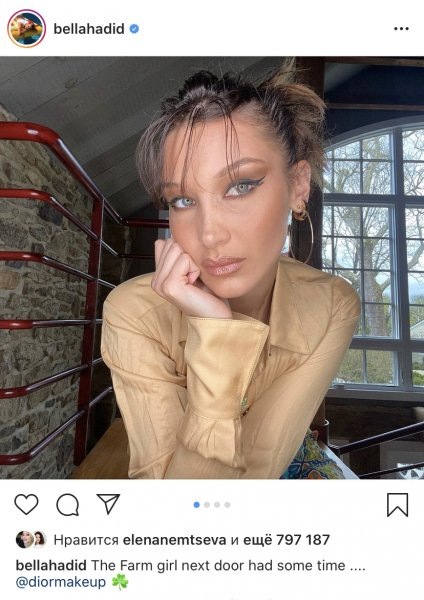 Dior давно сотрудничает с Беллой, и во время карантина, дабы не оставить модель голодной, дал задание прорекламировать косметику бренда. И что бы вы подумали — девушка провалила задание на максималках. Образ красотки напомнил продавщиц времён СССР — с яркими стрелами, пунцовыми губами и жирными волосами, падающими на лицо. Откровенный наряд также отталкивает, вызывая отвращение — «выскочка» от Бога — стоило бы назвать эту картину так. Хадид надула «губища» блеском от Dior, а такое чувство, будто применила помаду «Новая зоря» на пухлый рот.