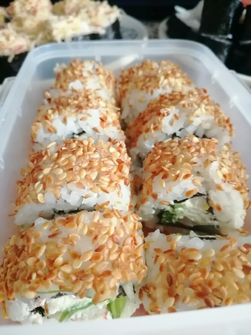 Роллы с кунжутом, сливочным сыром, огурцом и чуккой