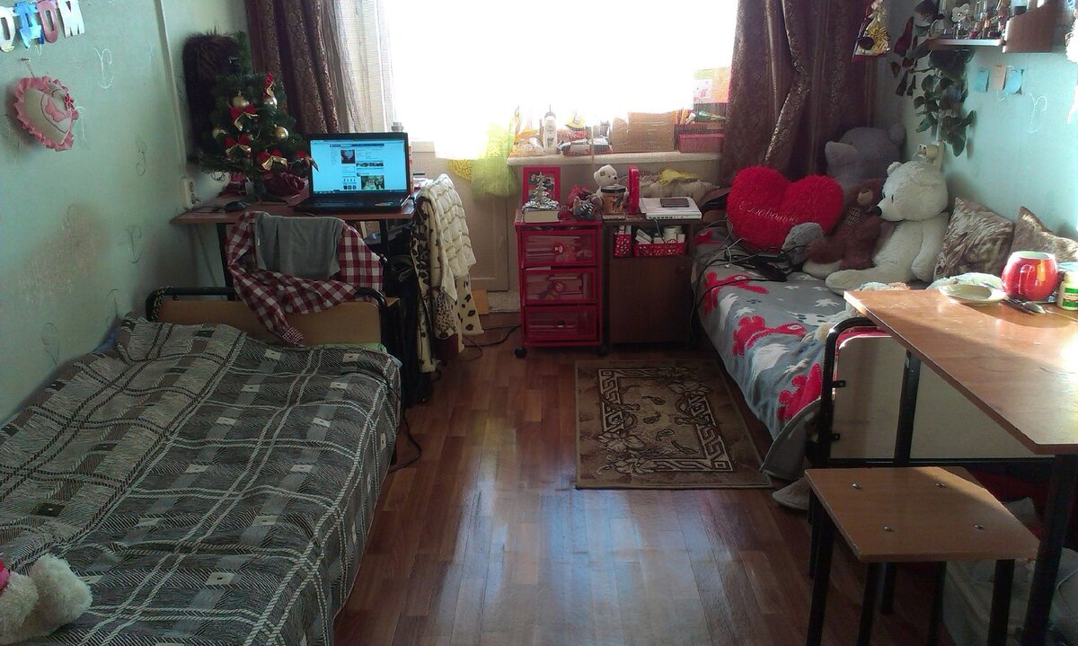 Наша уютная комната. Спустя несколько месяцев после моего заезда. Моё место там, где меньше медведей)