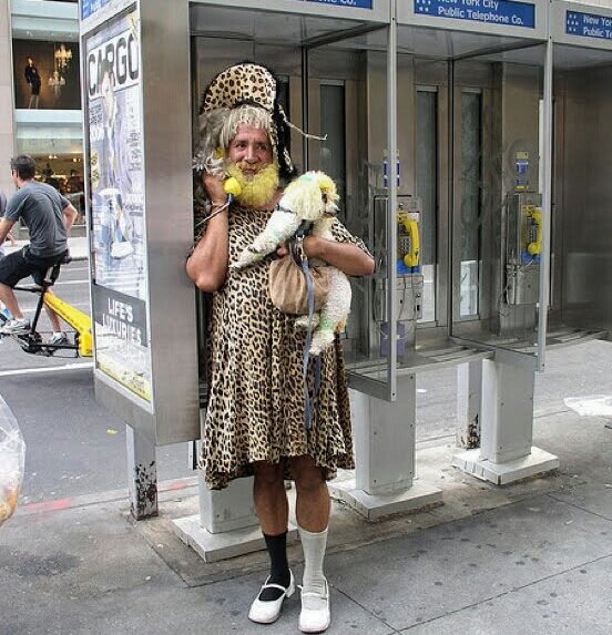 Типичный пример "городского сумасшедшего ". Они есть во всём мире 