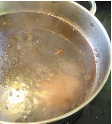     Мясо говядины нужно разморозить медленно, на нижней полке холодильника, затем тщательно промыть холодной водой. Кастрюлю с водой поставить на огонь и дождаться ее кипения. Мясо помещаем в кастрюлю, огонь уменьшаем, когда образуется пенка, ее нужно снимать. Говядину нужно варить 2 – 2,5 часа, за 30 минут до готовности в воду нужно положить лавровый лист, посолить и поперчить.   