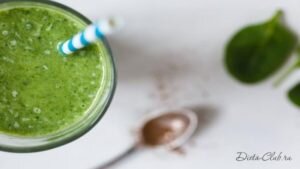 Смешайте 2 чашки шпината (опционально), 2 нарезанных зелёных яблока, ломтики одного огурца небольшого размера, 4 листа капусты. И также смешайте 3 столовые ложки мёда и сок целого лимона. Добавьте необходимое количество воды и пейте с удовольствием. 