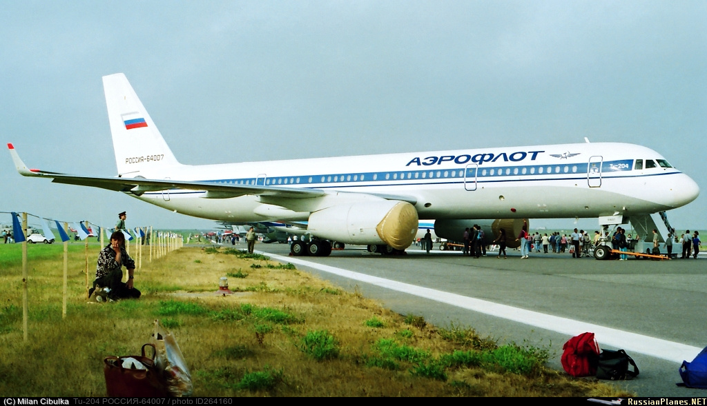 Прототип Ту-204-120 с двигателями RB-211-535E4 на Авиасалоне в Жуковском. Фото с Russianplanes.net