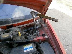 Снимете уплотнитель моторного отсека, а также другие элементы, препятствующие доступу к верхней опоре стойки.