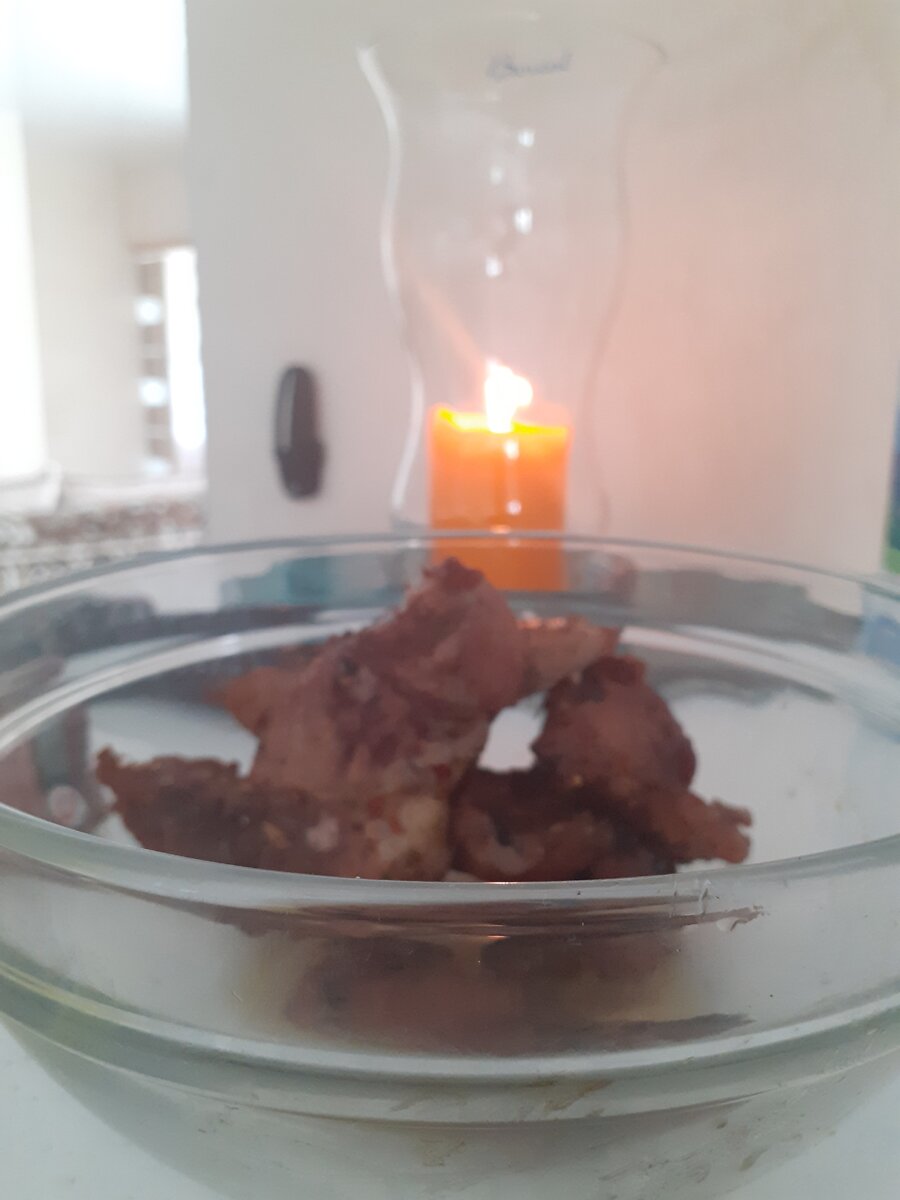 Канцерогены (вещества, провоцирующие онкологические заболевания). Они содержатся в испарениях, образуемых при попадании жира на горячие угли. Летучие вещества (а именно бензопирены) поднимаются вверх, попадают на куски мяса и оседают на них. К сожалению, любимая многими тёмная пережаренная корочка также содержит канцерогенные элементы.
Если вы плохо прожарите мясо, то в нем возможно останутся различные инфекции, кишечные палочки, вызывающие дисбактериоз.