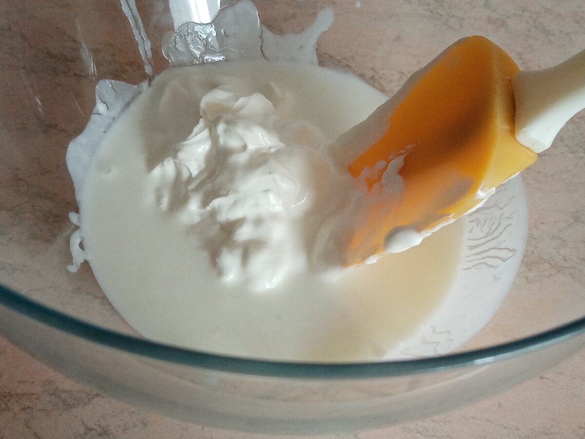 В миску влить кефир, выложить сметану и перемешать.