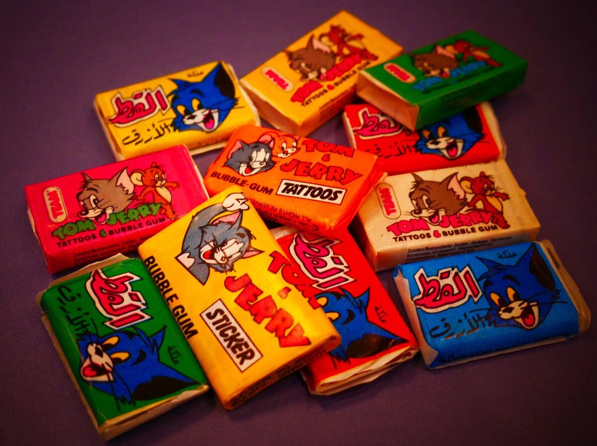 Фотография с вкладышами из ностальгического лонгрида на pikabu: https://pikabu.ru/story/zhevatelnaya_rezinka_90kh_nostalgii_post_5375306