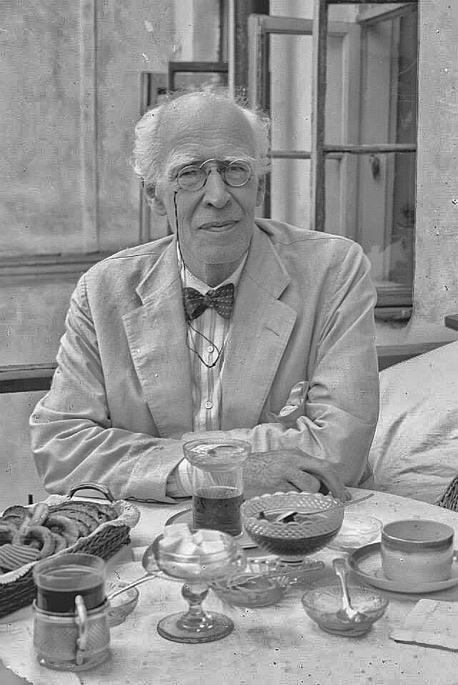 Константин Станиславский (Алексеев). Годы жизни: 5 января 1863, Москва — 7 августа 1938 год. Русский театральный режиссёр, актёр и педагог, теоретик и реформатор театра, создатель знаменитой актёрской системы, которая на протяжении 100 лет имеет огромную популярность в России и в мире. Первый Народный артист СССР (1936)...