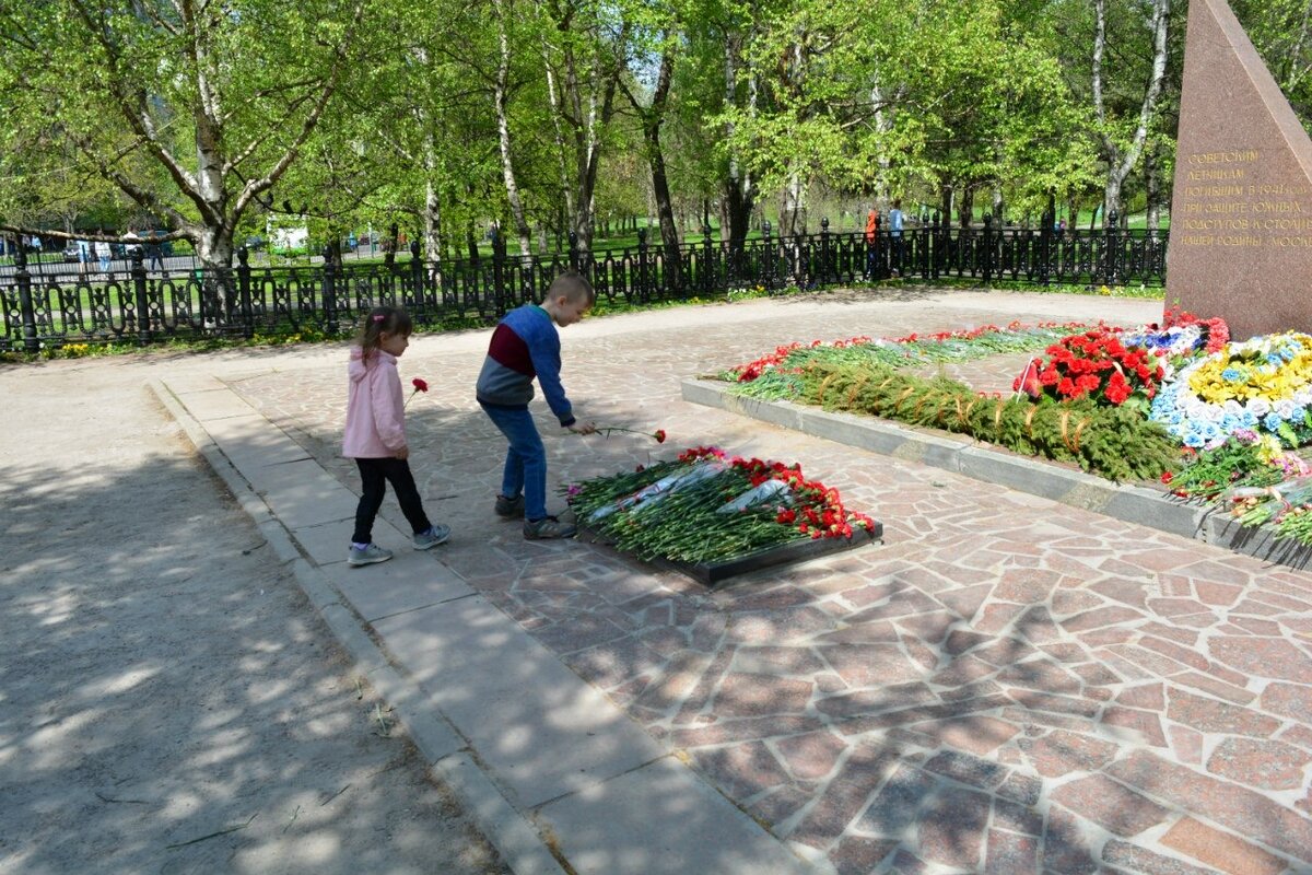 Ещё совсем мелкими начали сами возлагать цветы и ветеранам дарили