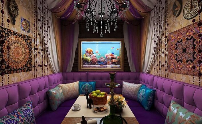 Индийский стиль для интерьера частного дома — это тесное сплетение функциональности с вычурной роскошью.