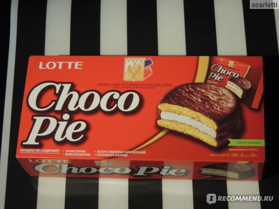 
Для наглядности на ней изображено пирожное в разрезе, чтобы было видно из чего оно состоит: два бисквитика, между ними суфле и всё это покрыто шоколадной глазурью. Такая же "вырезка" есть и на коробках Орион Чоко-пая.
