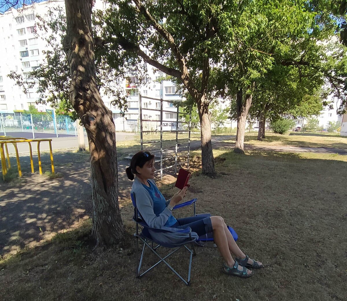 Можно двигать кресло в тенёк, а можно - загорать на солнышке ))