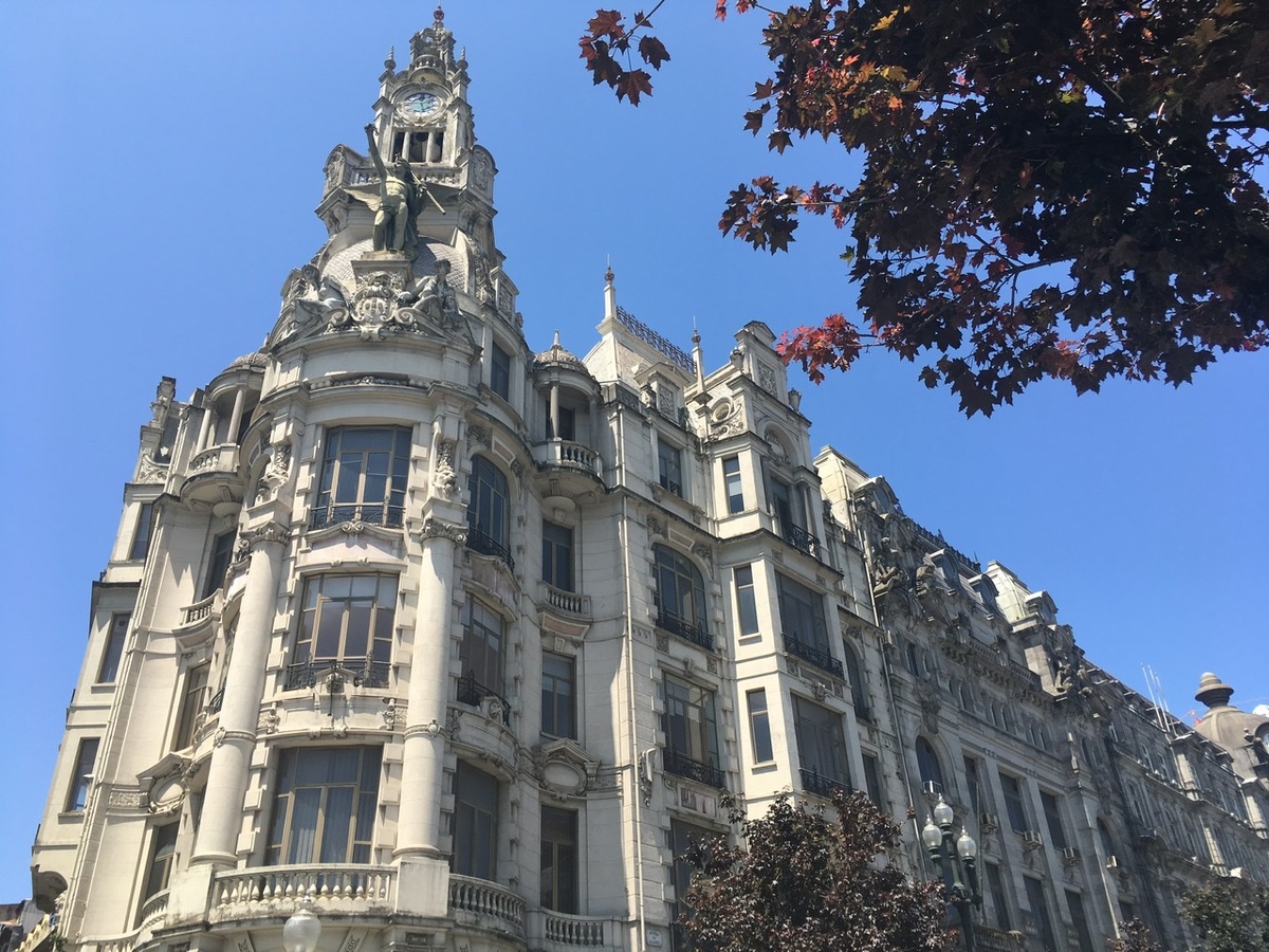 Такими зданиями площадь окружена по периметру