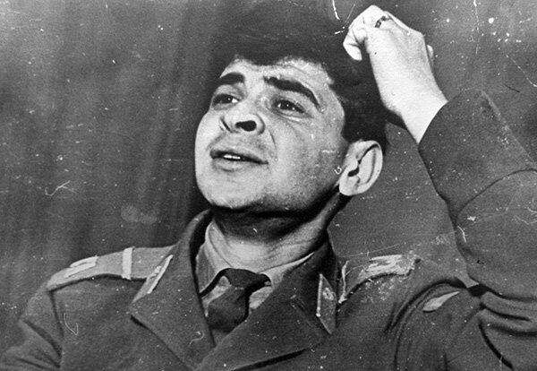 Армейская фотография Ильи Кляйвера, еще не ставшего Олейниковым и не отпустившего знаменитые усы