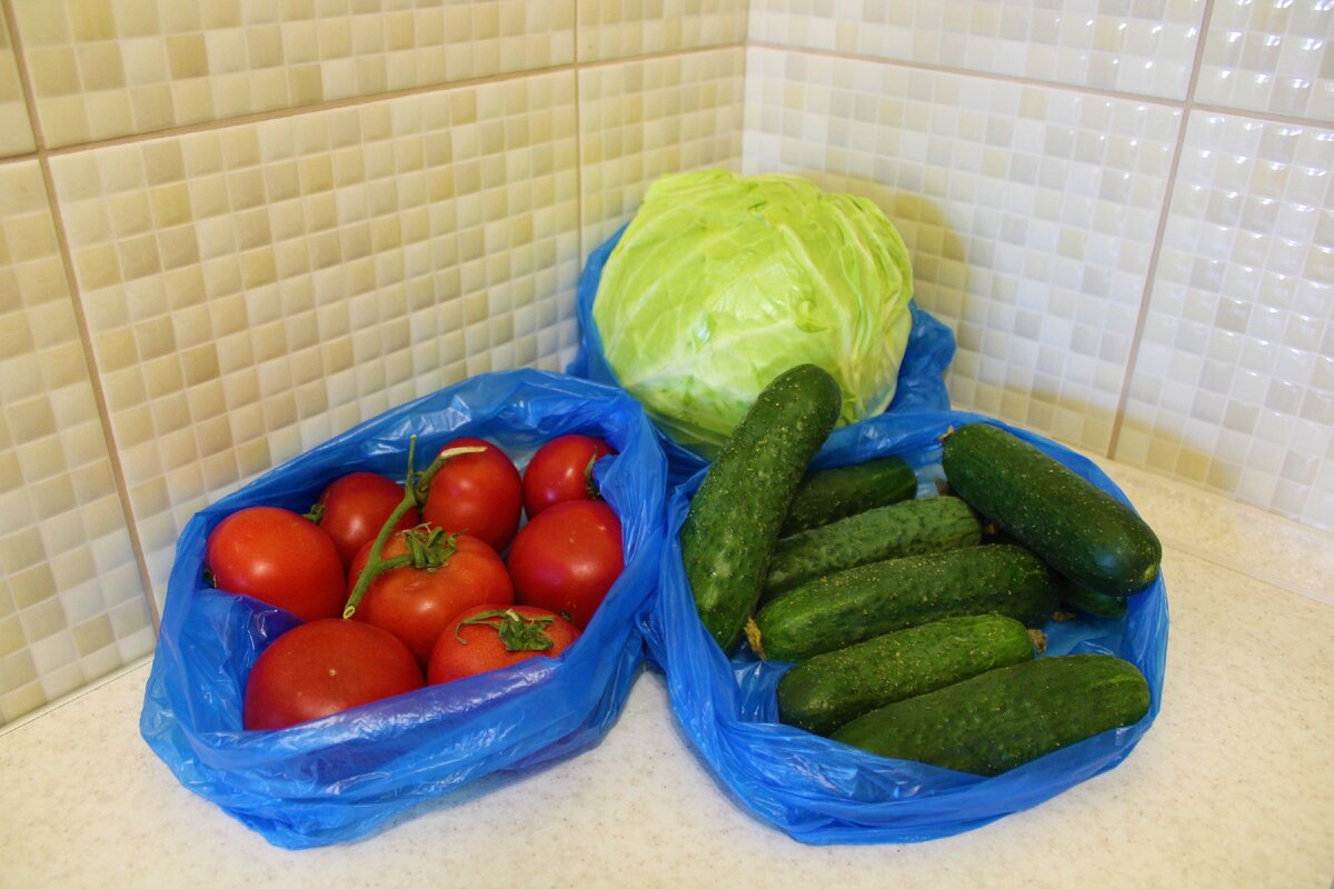 Живем в Ялте. Сходила в магазин для местных, купила 6 видов овощей и 4 зелени на 520 руб., показываю цены и что взяла