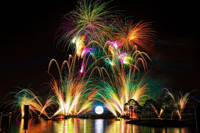 Если фейерверки устраиваются на государственном уровне, наслаждаться колоссальными праздничными канонадами могут одновременно миллионы зрителей.  