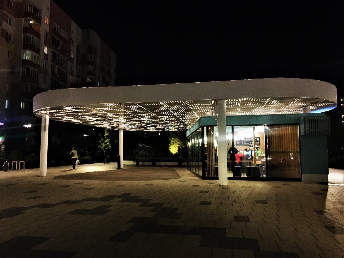 Современное здание без излишеств, но такое красивое