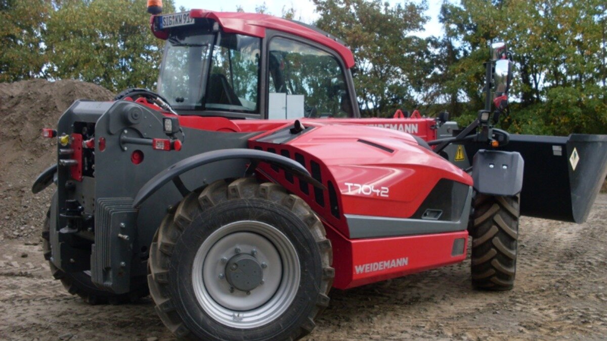 Фото: Официальный пресс-релиз выставки AGROSALON-2020  Weidemann T7042 в работе