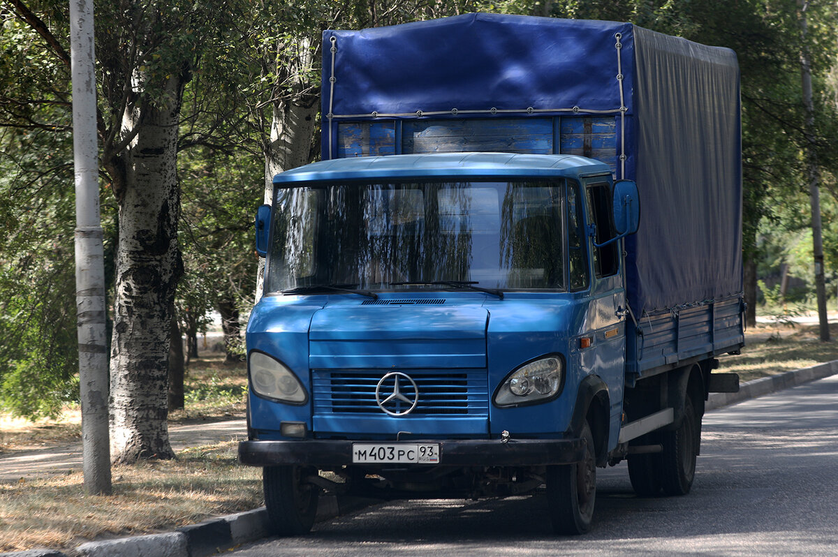 легкий коммерческий автомобиль Mercedes-Benz семейства T2 1981 года выпуска с вживленной неоригинальной оптикой