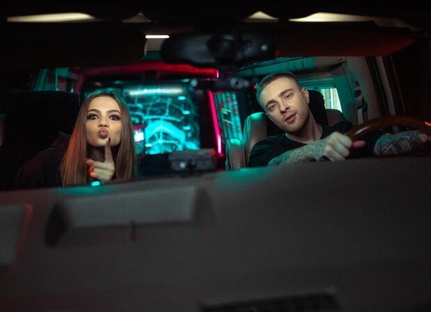  Многие зрители удивились, что в клипе снялась  именно Валя: кто-то ожидал увидеть блогершу Дину Саеву, а кто-то вообще Клаву Коку 