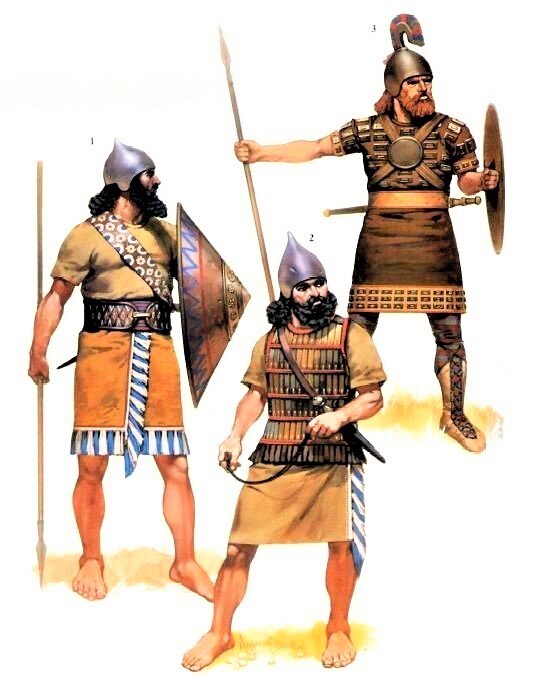 Ассирийские пехотинцы VIII в. до н.э. : 1- гвардейский пехотинец («зук шепе») экипирован для несения дворцовой службы, доспехи отсутствуют, из защиты только кожаный конический щит с бронзовой окантовкой и железный конический шлем. 2- пращник, одет в ламеллярный доспех, в комплекте с остроконечным («ассирийским») шлемом. 3 -ассирийский пехотинец, одетый с учетом опыта соседей. Шлем с гребнем согласно урартскому образцу. Кожаная куртка, усиленная пластинами и нагрудным диском («ирту») согласно хеттской «моде».