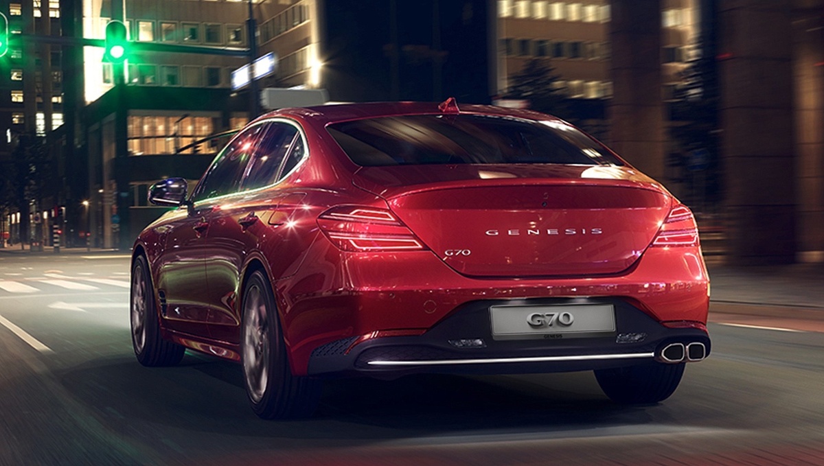 По умолчанию у четырёхдверки на родном рынке светодиодные фары, 18-дюймовые легкосплавные колёса, а также адаптивный круиз-контроль, системы автоторможения и удержания в полосе. В палитре — 14 цветов кузова, в том числе два новых «металлика» и три матовых колера.