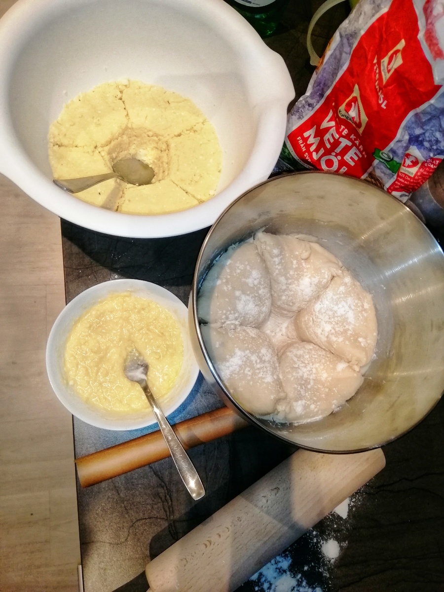 В глубокий белой миске сырная начинка, в металлической тесто, в маленькой миске отложенная сырная смесь (смотреть в рецепте) 