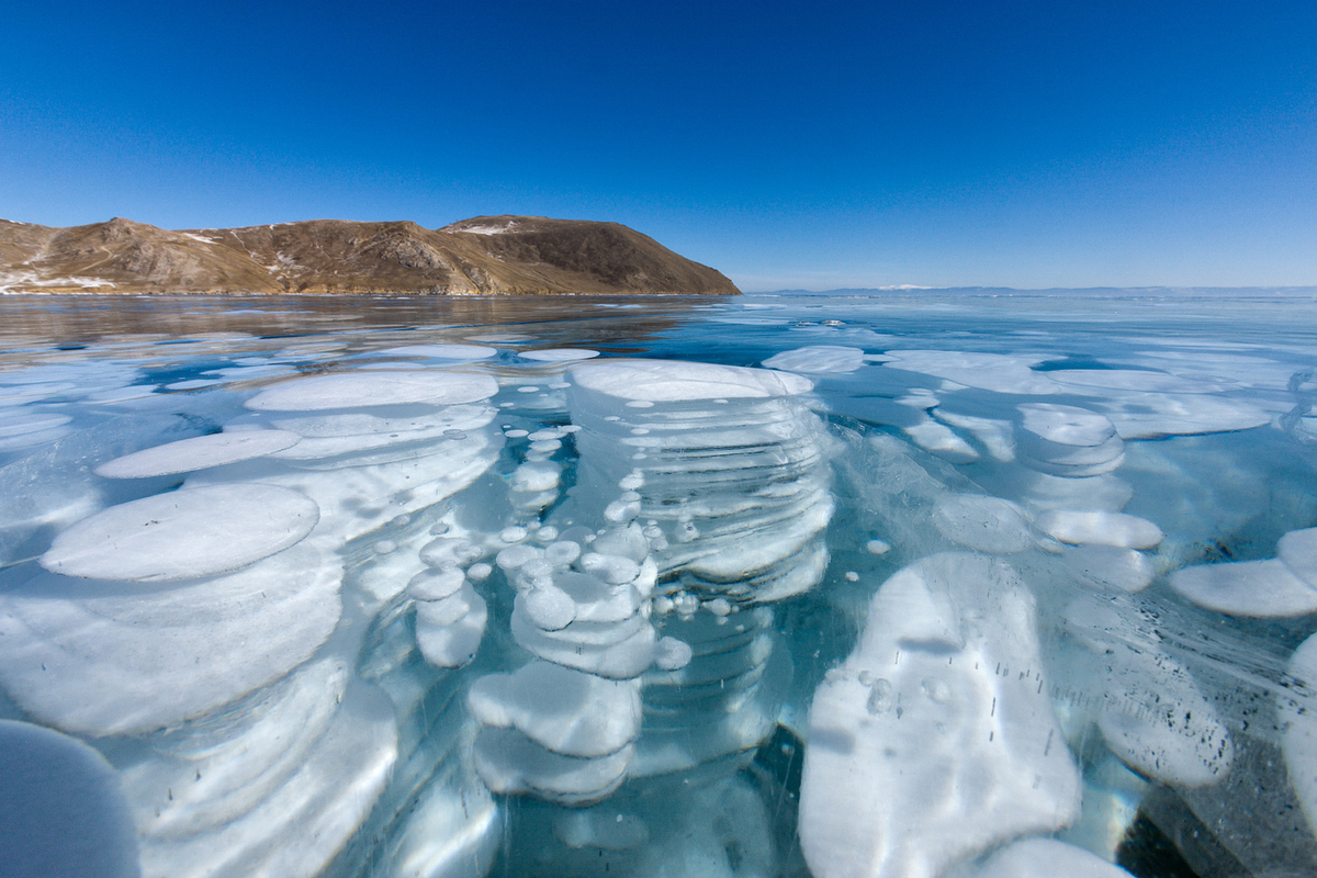 Крупные пузырьки метана, замёрзшие во льда