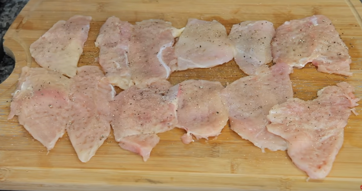 Куриные отбивные накрываю пищевой пленкой