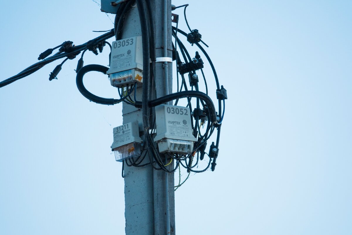 как включить свет с пульта на столбе. прибор учёта электроэнергии на столбах 36400. счётчик электроэнергии аскуэ на столб. счётчик электроэнергии с пультом на столбе 2021. рим 0.