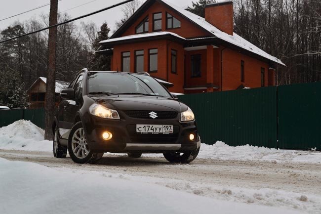 С Сузуки SX4 начинаешь любить зиму и белые нечищенные дороги частного сектора.