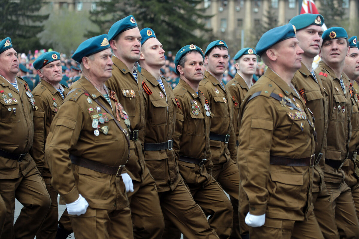 Вдв ссср. Военная форма советских десантников. Форма ВДВ. Ветераны десантных войск. Форма ВДВ СССР.