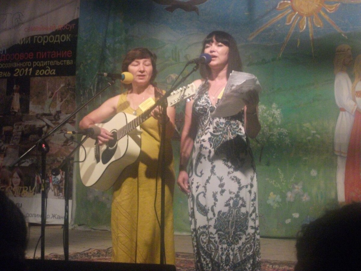 2012 год, фестиваль Восхождение, посёлок Возрождение. на фото слева Ирина Коносова и я справа. Поём песни на мои стихи. Листайте галерею. 