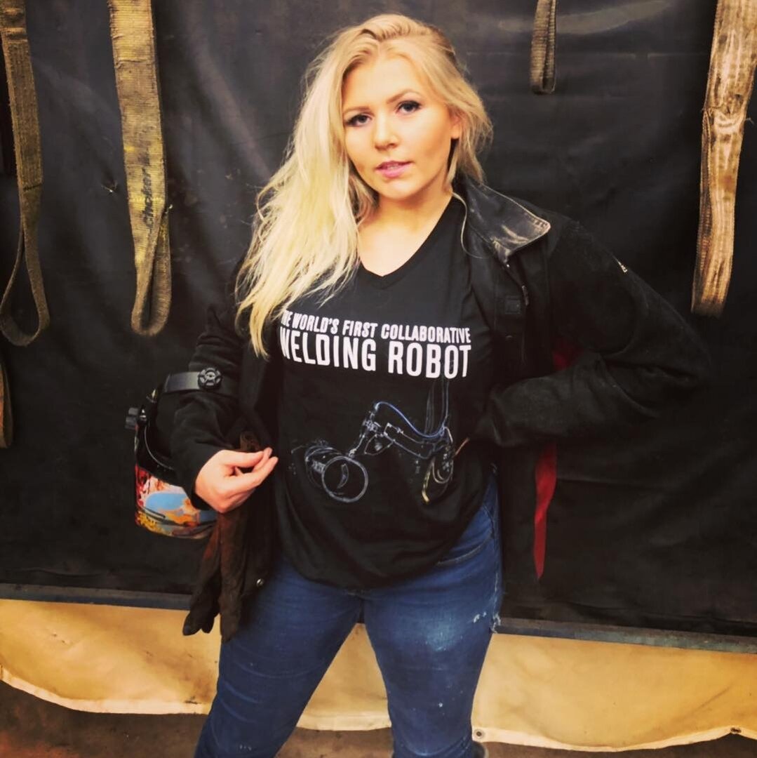 Алисия Батти на работе. Надпись на футболке: "сварочный робот". Ещё 6 фото справа ->>