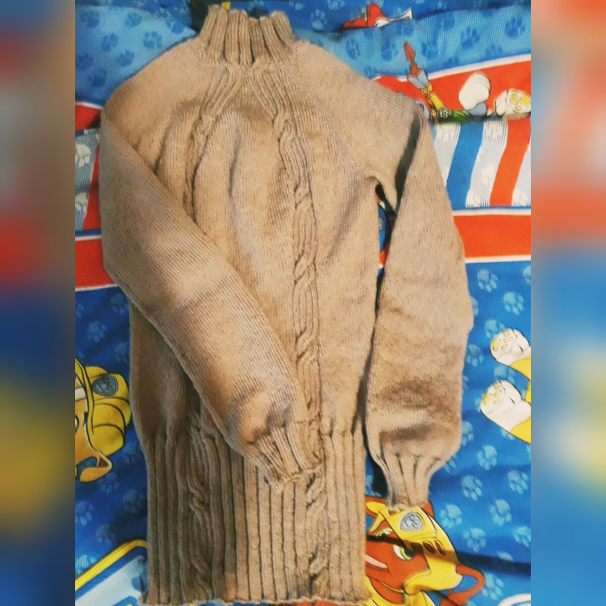 Извиняюсь за качество, но тогда я не особо увлекалась подачей. Моя первая работа с пряжей. 