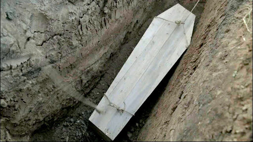 Это может случиться с каждым. Человека закапывают в гробу, чтобы напугать или чтобы избавиться от него. В последнем случае надейтесь только на себя.