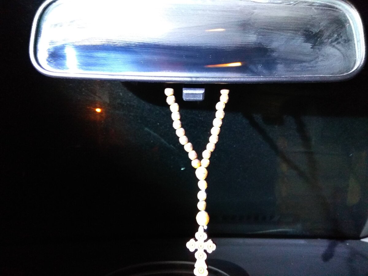 Крестик на зеркале... Для многих он значит что-то своё.