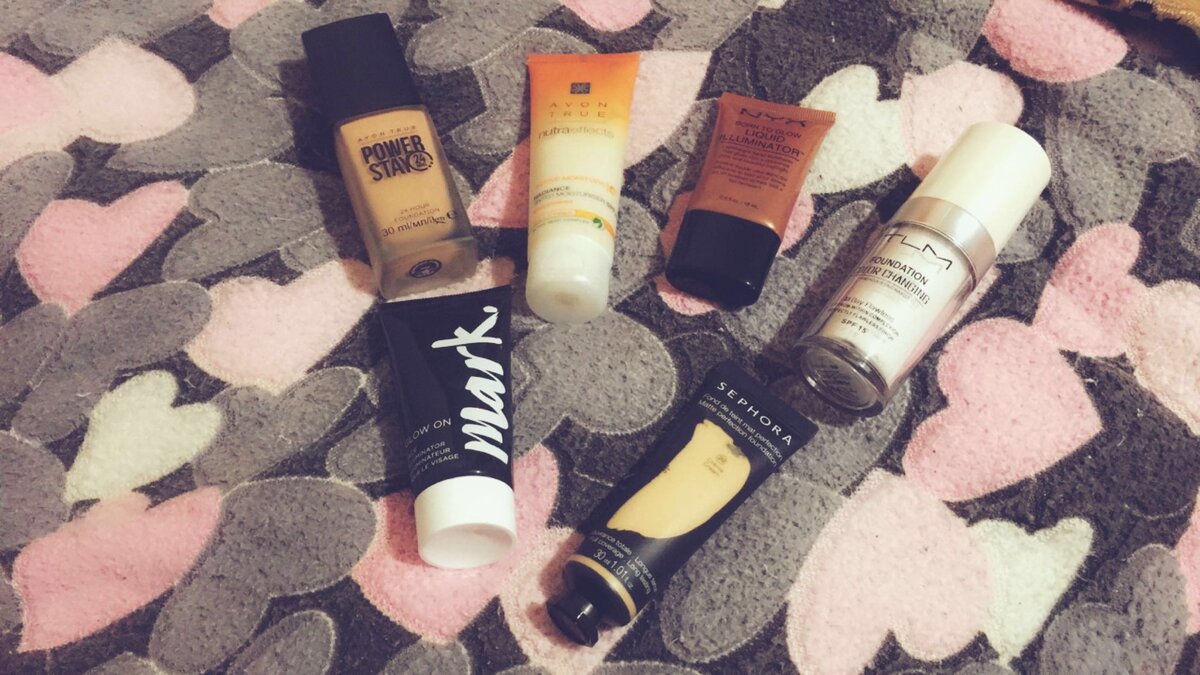 На фото тональные средства