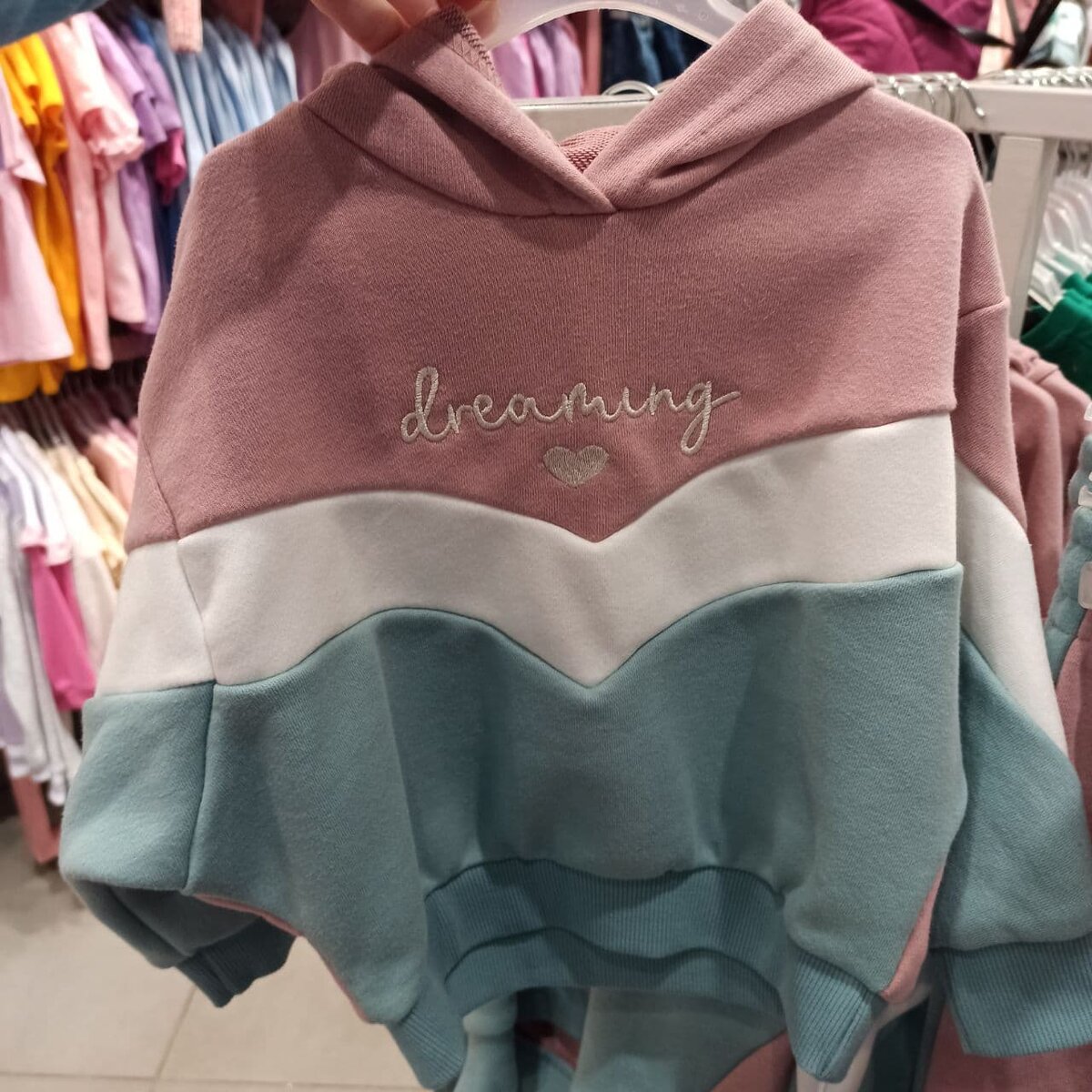 Такой свитшот нашла в Глории Джинс