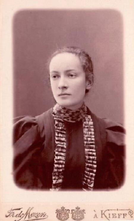 Розалия Залкинд в 1896 году в возрасте 20 лет.