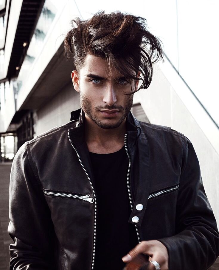 Пляж и шезлонги у моря