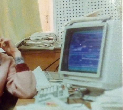 Рабочее место автора примерно 30 лет назад (фото из личного архива) Какой смешной толстый монитор с защитным экраном...