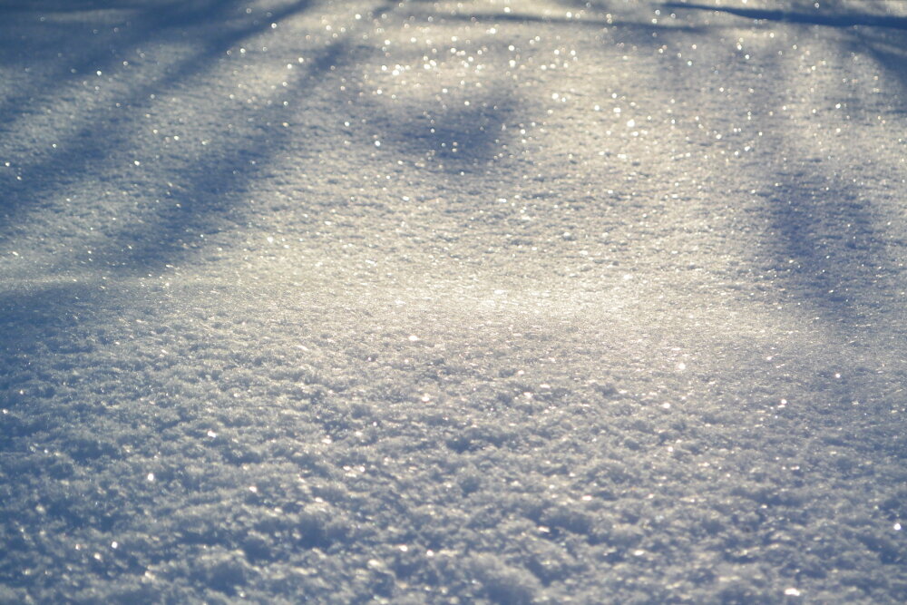 Снежные сугробы покрылись тонкой едва. Снег блестит. Блестящий снег. Искрящийся снег. Снег сверкает.